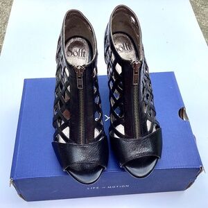 Sofft Leather High Heels w/Laser Cut Design & Peep Toe. Black 8 1/2 M - New